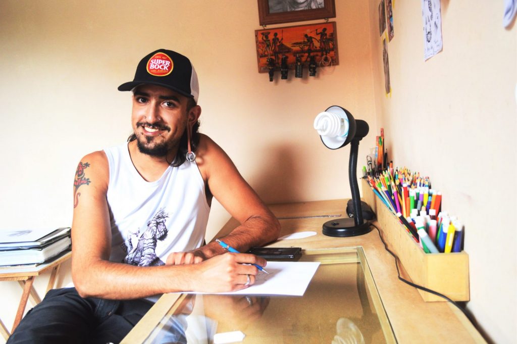 O tatuador Gustavo Guimarães domina a arte do desenho e é apaixonado pela profissão de tatuador.