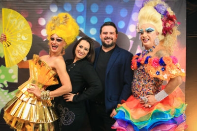 Os empresários Lia Barros e Dide Gemignani posam com as drag queens, personagens estrelas da festa