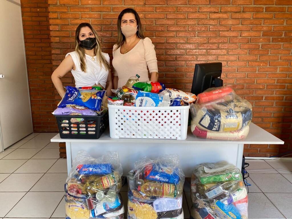 A empresária Milene Lisboa, à esquerda, entrega os alimentos à secretária de Desenvolvimento Social Lucinha Schreiner
